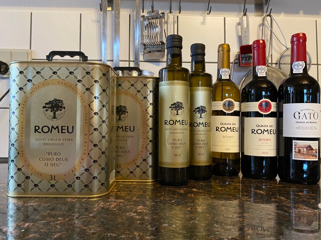 Dejlig olivenolie i 3 l dunk til 450,- og 1/2l flasker til 100,-
Og vinene
Moinho do Gato 90,- (rødvin), Douro 100,- (rødvin) og hvidvinen Duoro også 100,-
